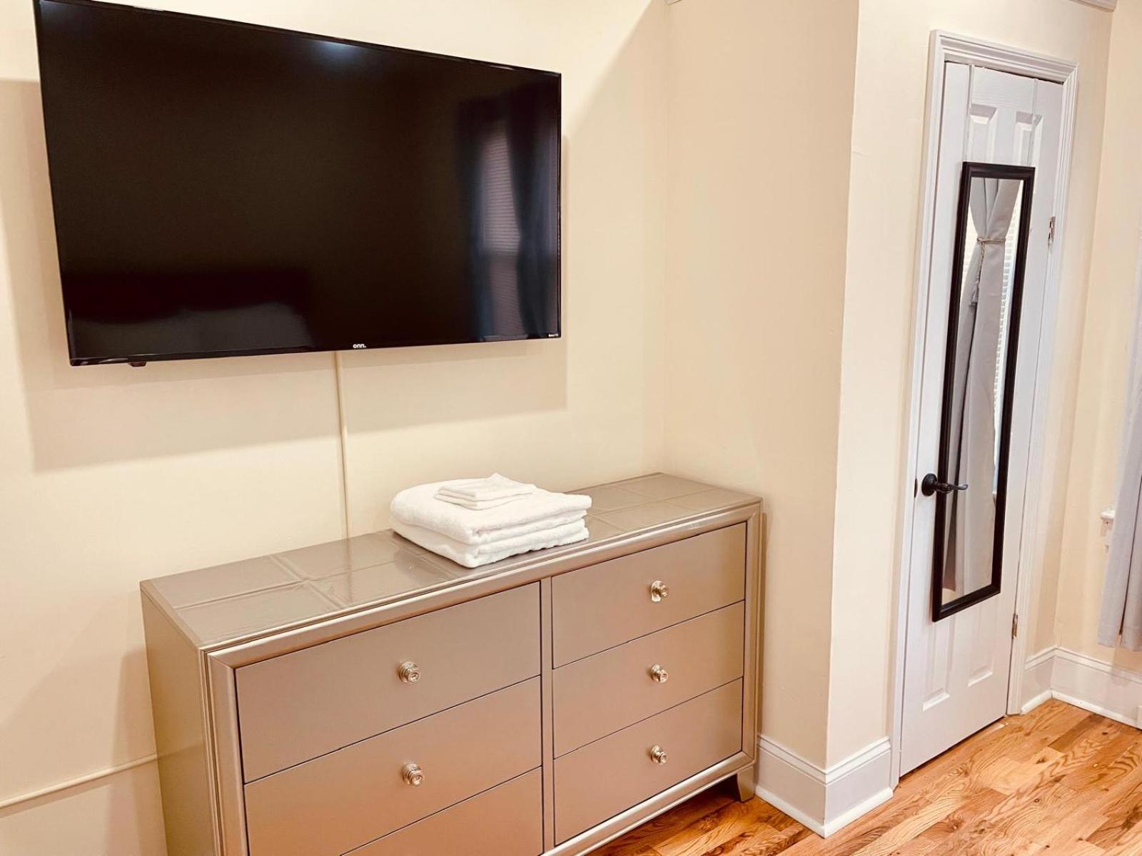 Ooohlala! 2 Beds And 2 Full Baths W/Free Parking Lejlighed Newark Eksteriør billede