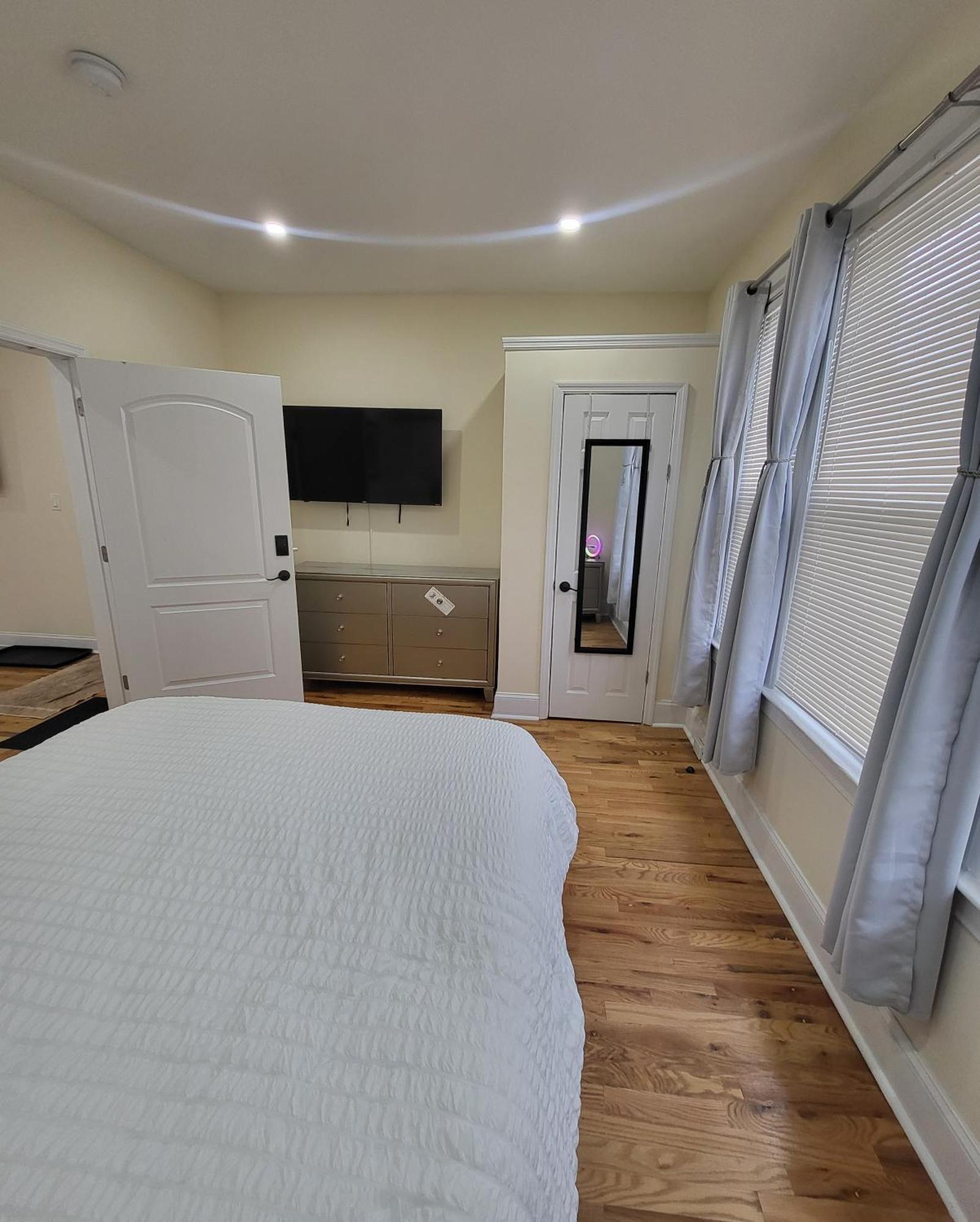 Ooohlala! 2 Beds And 2 Full Baths W/Free Parking Lejlighed Newark Eksteriør billede