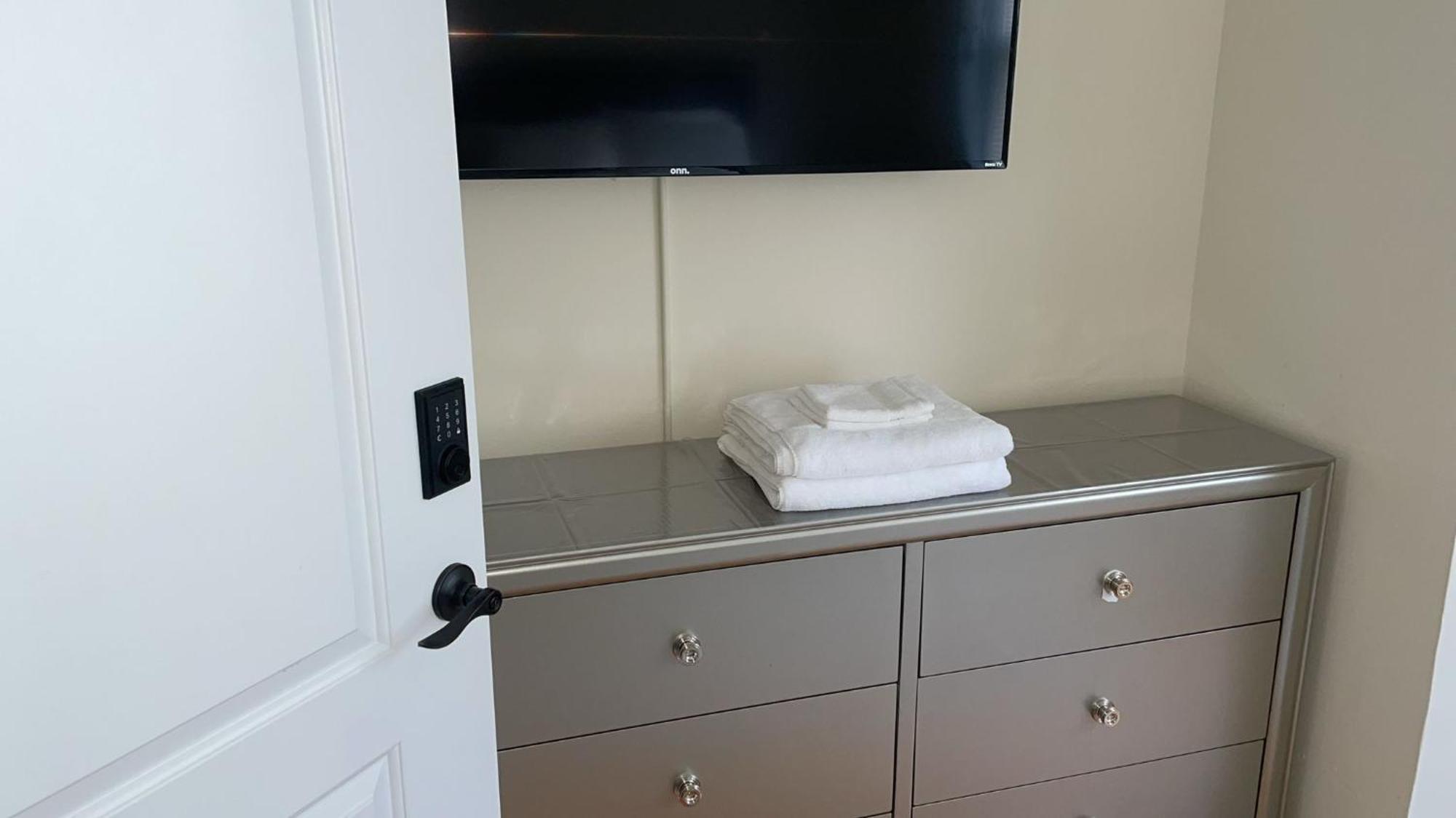Ooohlala! 2 Beds And 2 Full Baths W/Free Parking Lejlighed Newark Eksteriør billede